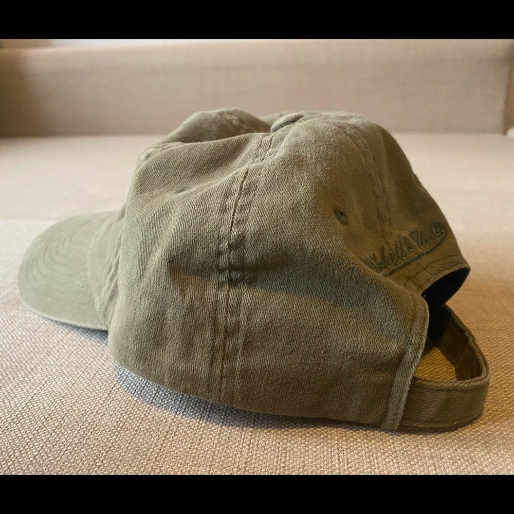 Mitchell & Ness Bulls logo hat